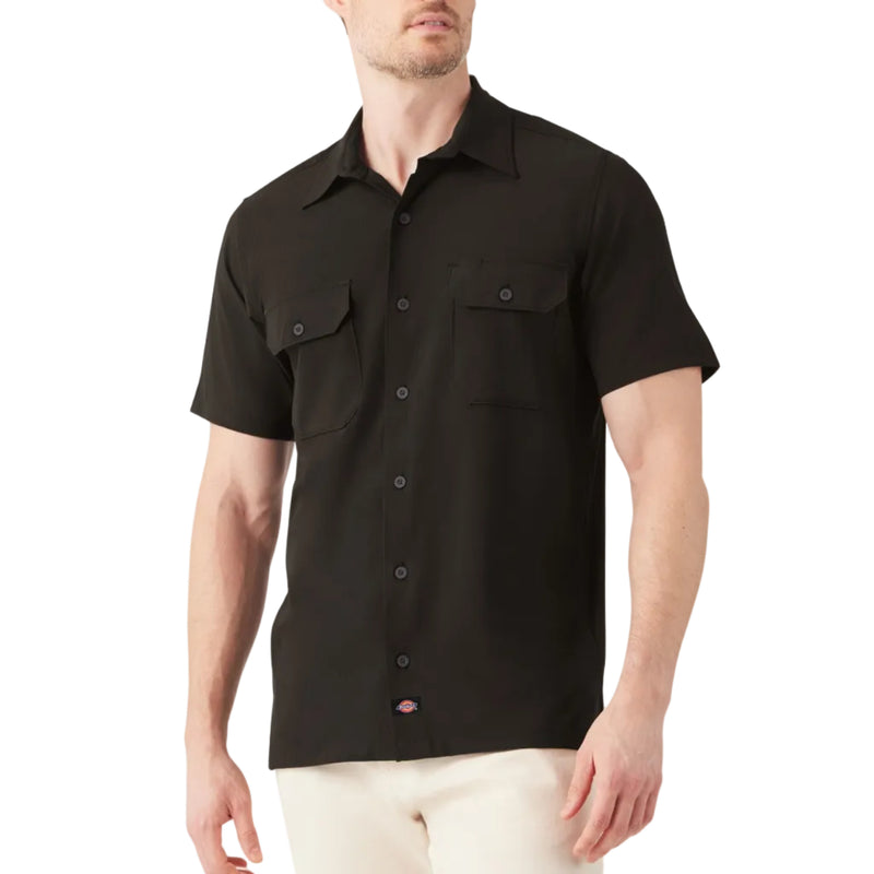 Load image into Gallery viewer, Man wearing a black short-sleeve shirt on a white background
