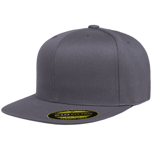 Inspired by premium on-field baseball gear, the charcoal gray FLEXFIT 210 cap combines advanced Flexfit Technology with high-quality fabrics for unmatched comfort, durability, and a secure fitted look. 