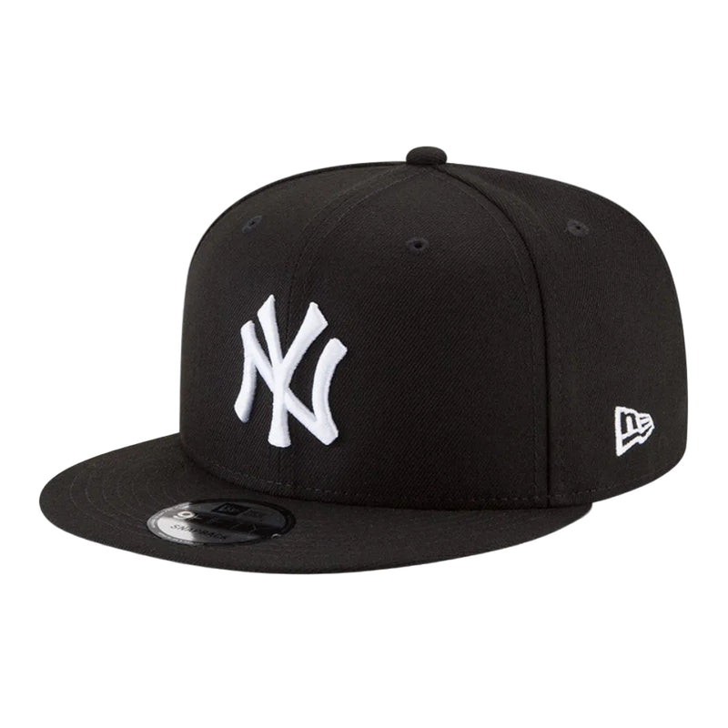Load image into Gallery viewer, A black New Era 59FIFTY fitted baseball cap featuring an embroidered Yankees logo on the front and a white New Era flag on the side, shown on a white background.

