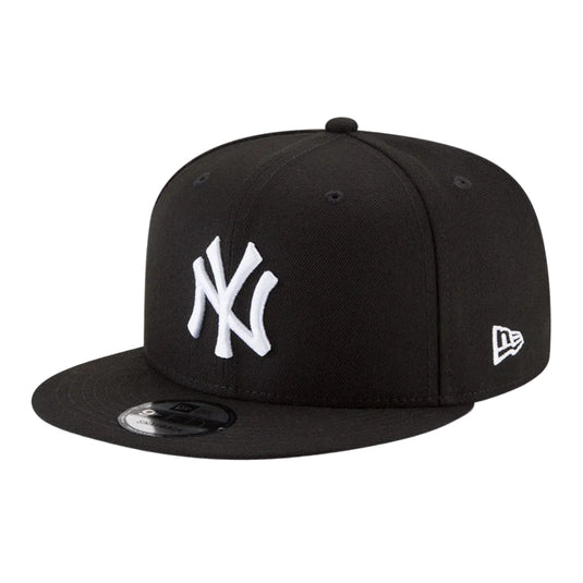 A black New Era 59FIFTY fitted baseball cap featuring an embroidered Yankees logo on the front and a white New Era flag on the side, shown on a white background.