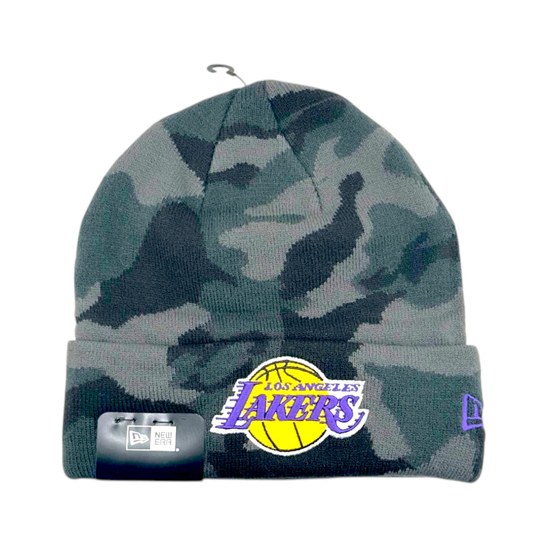 Load image into Gallery viewer, A camouflage knit beanie hat featuring a Los Angeles Lakers logo on the front cuff, a black New Era tag on the left side, and a purple New Era logo on the right side, set against a plain white background.

