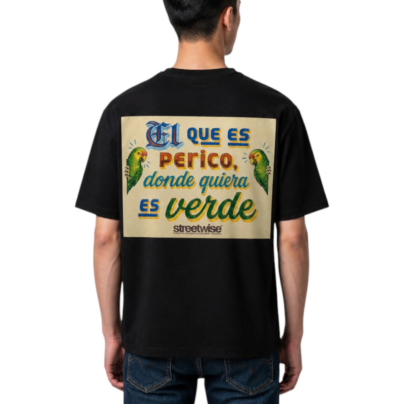 Load image into Gallery viewer, A man viewed from behind wearing a black t-shirt with a large graphic print on the back. The graphic features a beige background with Spanish text reading 'El que es perico donde quiera es verde' in blue, orange, and green lettering, flanked by two green parrots, and the brand name 'streetwise' printed below.

